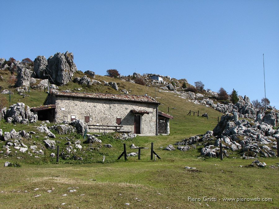 cancervo 125.jpg - L'appropriata, discreta,  recinzione del piccolo 'rifugio'